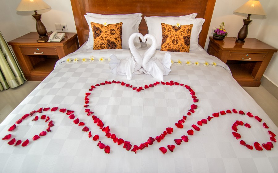 honeymoon-bed-decoration-2.jpg (900×562) | Valentine bedroom decor